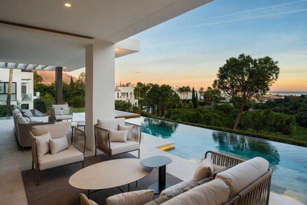 Contemporary golf front villa with a private Spa & sea views in La Quinta, Benahavís