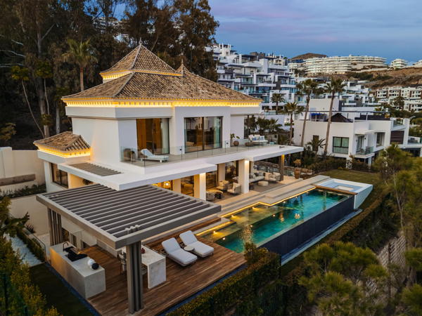 Contemporary golf front villa with a private Spa & sea views in La Quinta, Benahavís