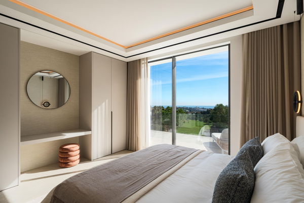 Contemporary golf front villa with a private Spa & sea views in La Quinta, Benahavís