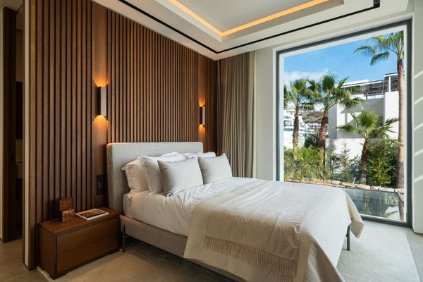 Contemporary golf front villa with a private Spa & sea views in La Quinta, Benahavís