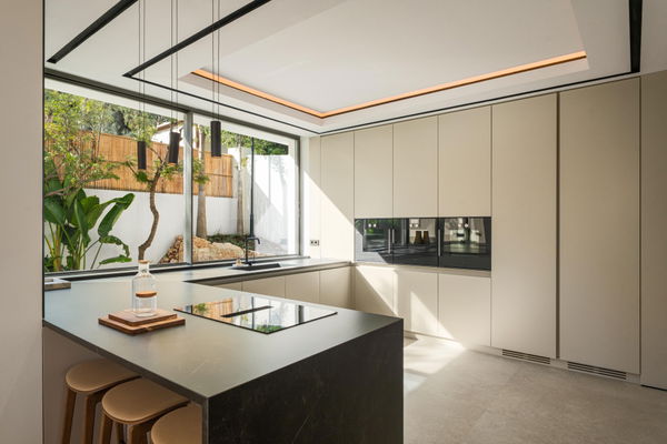 Contemporary golf front villa with a private Spa & sea views in La Quinta, Benahavís