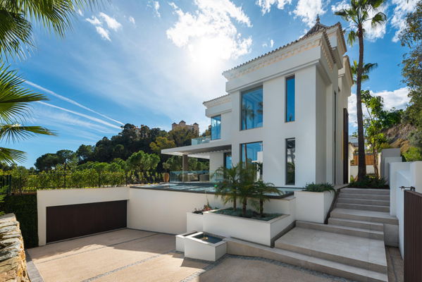 Contemporary golf front villa with a private Spa & sea views in La Quinta, Benahavís