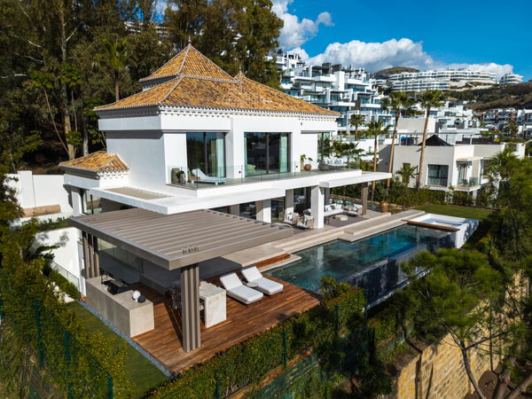 Contemporary golf front villa with a private Spa & sea views in La Quinta, Benahavís