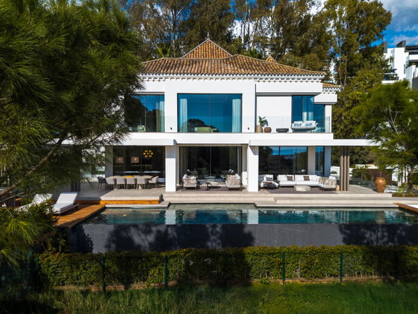 Contemporary golf front villa with a private Spa & sea views in La Quinta, Benahavís