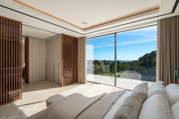 Contemporary golf front villa with a private Spa & sea views in La Quinta, Benahavís