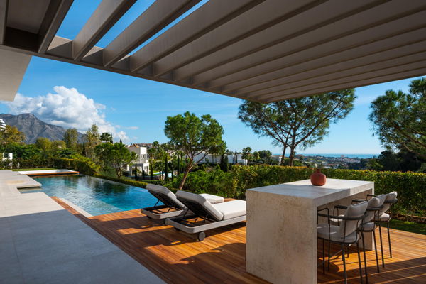 Contemporary golf front villa with a private Spa & sea views in La Quinta, Benahavís