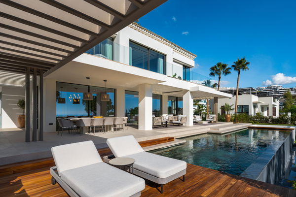 Contemporary golf front villa with a private Spa & sea views in La Quinta, Benahavís