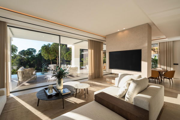 Contemporary golf front villa with a private Spa & sea views in La Quinta, Benahavís