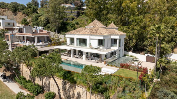 Contemporary golf front villa with a private Spa & sea views in La Quinta, Benahavís