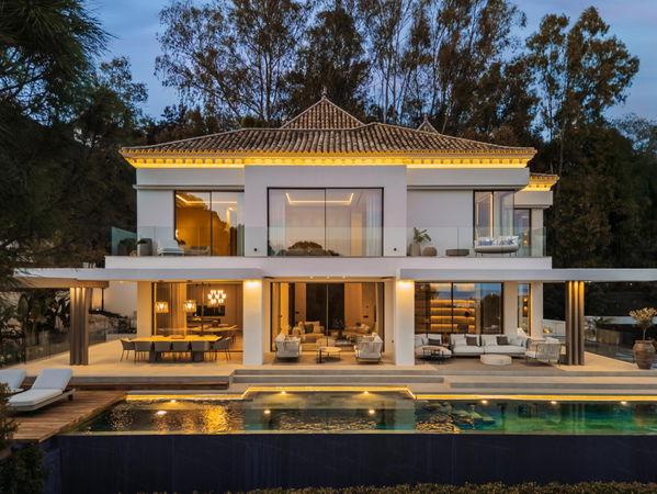Contemporary golf front villa with a private Spa & sea views in La Quinta, Benahavís