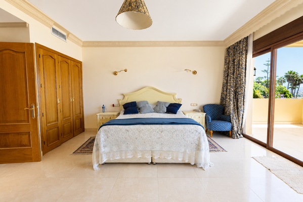 Renovation opportunity villa with sea views in La Quinta, Benahavís