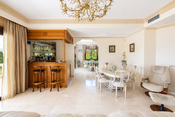 Renovation opportunity villa with sea views in La Quinta, Benahavís