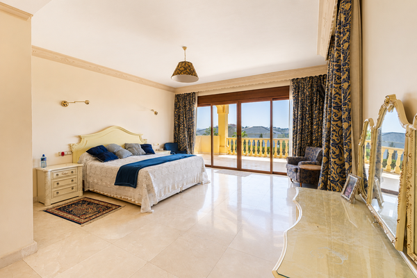 Renovation opportunity villa with sea views in La Quinta, Benahavís
