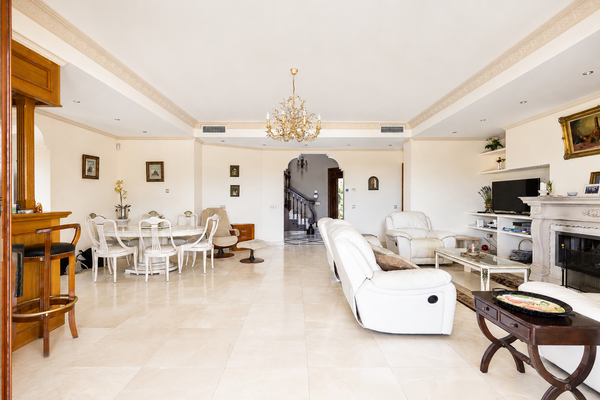 Renovation opportunity villa with sea views in La Quinta, Benahavís