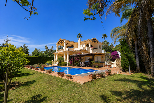 Renovation opportunity villa with sea views in La Quinta, Benahavís
