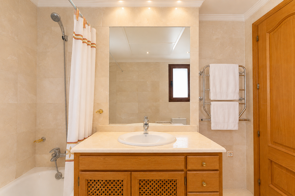 Renovation opportunity villa with sea views in La Quinta, Benahavís