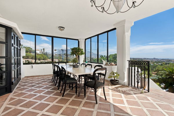 Villa el capitán: A grand private estate with sea views, pool & a paddle court in El Capitán, Benahavis