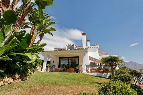 Villa el capitán: A grand private estate with sea views, pool & a paddle court in El Capitán, Benahavis