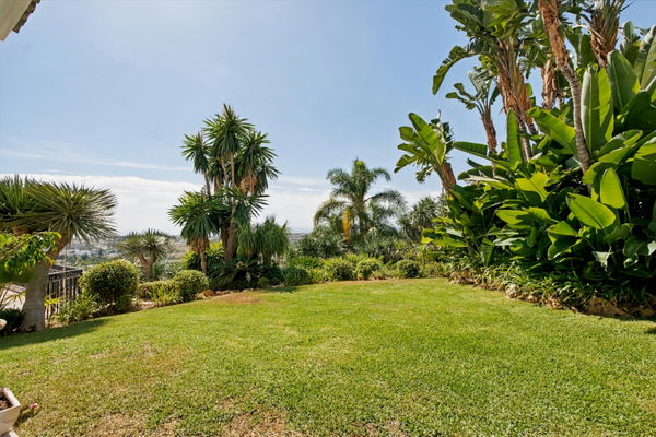 Villa el capitán: A grand private estate with sea views, pool & a paddle court in El Capitán, Benahavis