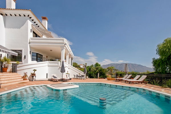 Villa el capitán: A grand private estate with sea views, pool & a paddle court in El Capitán, Benahavis