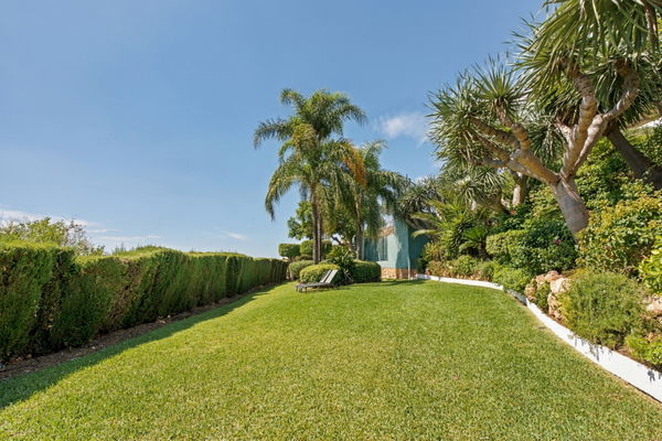 Villa el capitán: A grand private estate with sea views, pool & a paddle court in El Capitán, Benahavis