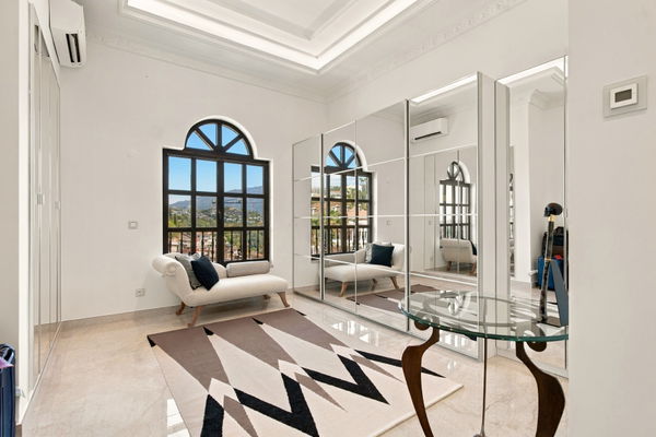 Villa el capitán: A grand private estate with sea views, pool & a paddle court in El Capitán, Benahavis