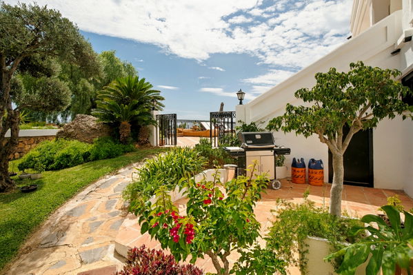 Villa el capitán: A grand private estate with sea views, pool & a paddle court in El Capitán, Benahavis