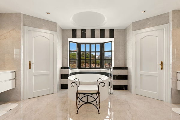 Villa el capitán: A grand private estate with sea views, pool & a paddle court in El Capitán, Benahavis