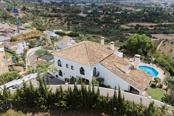 Villa El Capitán: A grand private estate with sea views, pool & a paddle court in El Capitán, Benahavis