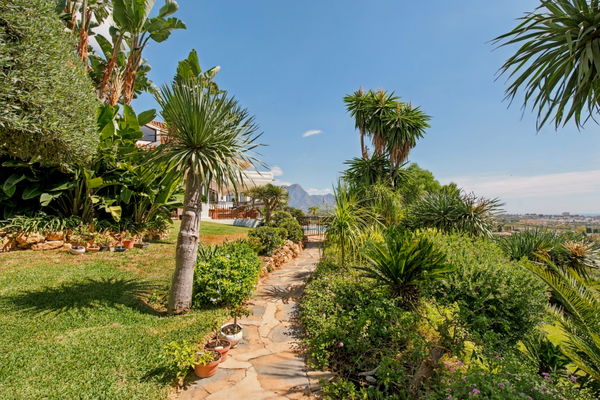 Villa el capitán: A grand private estate with sea views, pool & a paddle court in El Capitán, Benahavis