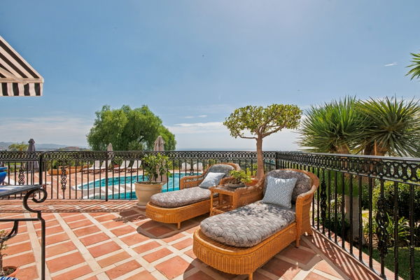 Villa el capitán: A grand private estate with sea views, pool & a paddle court in El Capitán, Benahavis