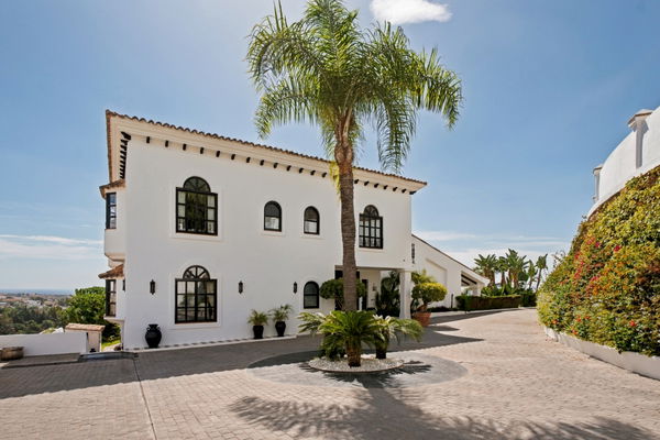 Villa El Capitán: A grand private estate with sea views, pool & a paddle court in El Capitán, Benahavis
