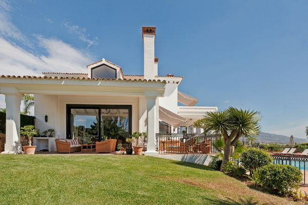 Villa el capitán: A grand private estate with sea views, pool & a paddle court in El Capitán, Benahavis