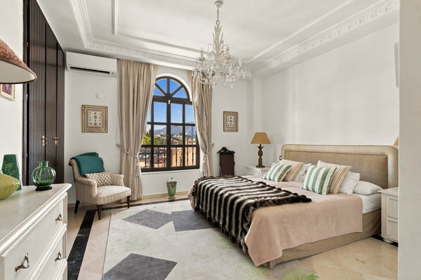 Villa el capitán: A grand private estate with sea views, pool & a paddle court in El Capitán, Benahavis