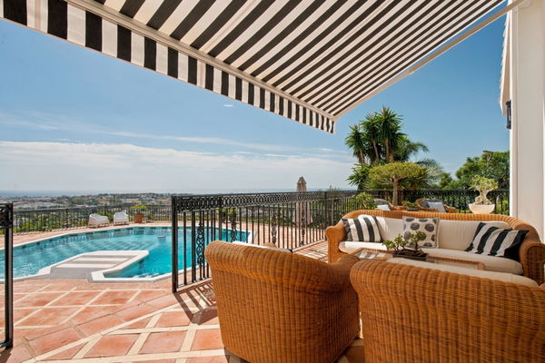 Villa el capitán: A grand private estate with sea views, pool & a paddle court in El Capitán, Benahavis