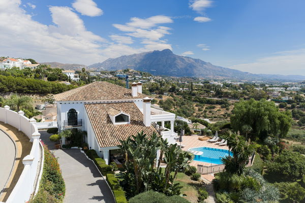 Villa El Capitán: A grand private estate with sea views, pool & a paddle court in El Capitán, Benahavis