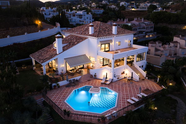 Villa El Capitán: A grand private estate with sea views, pool & a paddle court in El Capitán, Benahavis
