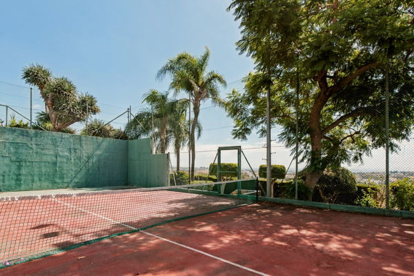 Villa el capitán: A grand private estate with sea views, pool & a paddle court in El Capitán, Benahavis