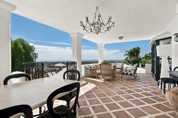 Villa el capitán: A grand private estate with sea views, pool & a paddle court in El Capitán, Benahavis