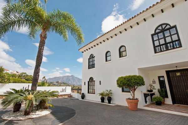 Villa el capitán: A grand private estate with sea views, pool & a paddle court in El Capitán, Benahavis