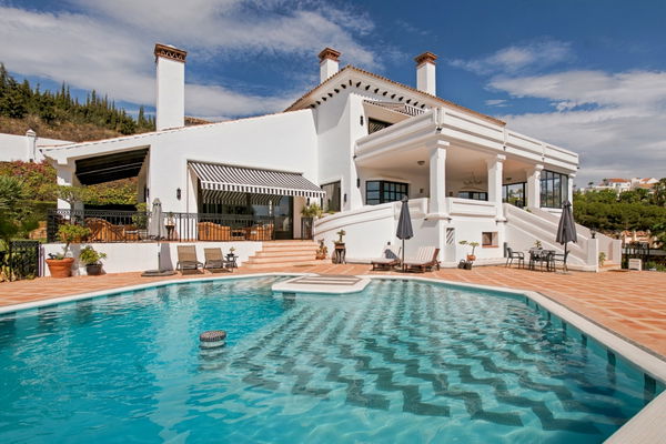 Villa el capitán: A grand private estate with sea views, pool & a paddle court in El Capitán, Benahavis