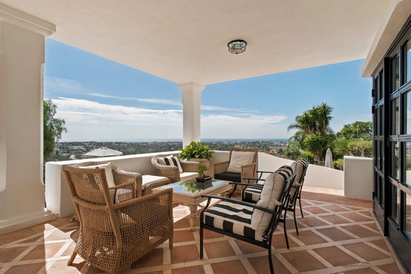 Villa el capitán: A grand private estate with sea views, pool & a paddle court in El Capitán, Benahavis