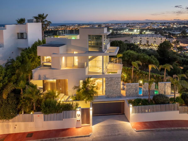 Modern luxury villa with panoramic views in Nueva Andalucía, Marbella