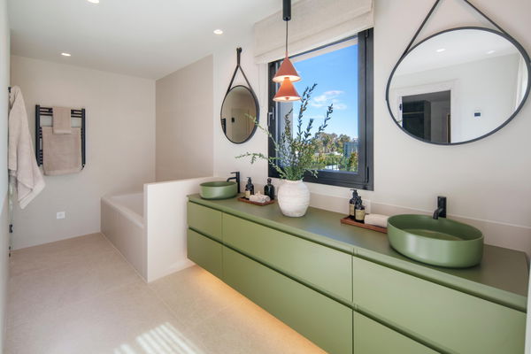 Remarkable frontline golf villa in La Cerquilla, Nueva Andalucía