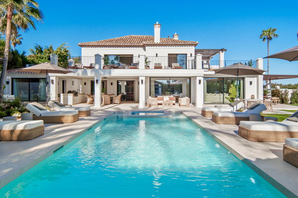 Remarkable frontline golf villa in La Cerquilla, Nueva Andalucía