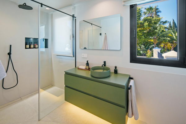 Remarkable frontline golf villa in La Cerquilla, Nueva Andalucía