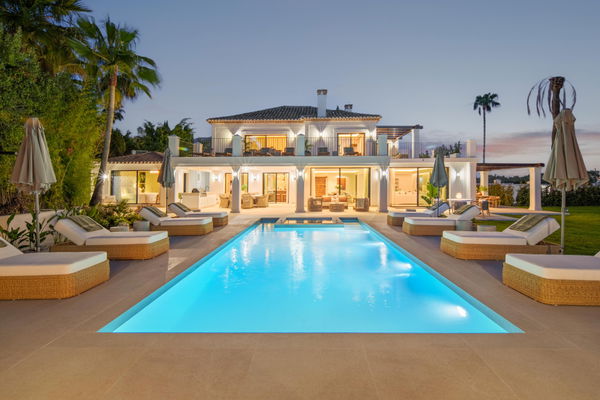 Remarkable frontline golf villa in La Cerquilla, Nueva Andalucía