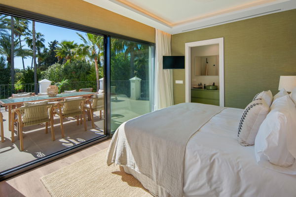 Remarkable frontline golf villa in La Cerquilla, Nueva Andalucía