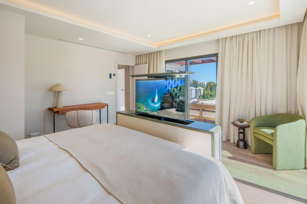 Remarkable frontline golf villa in La Cerquilla, Nueva Andalucía