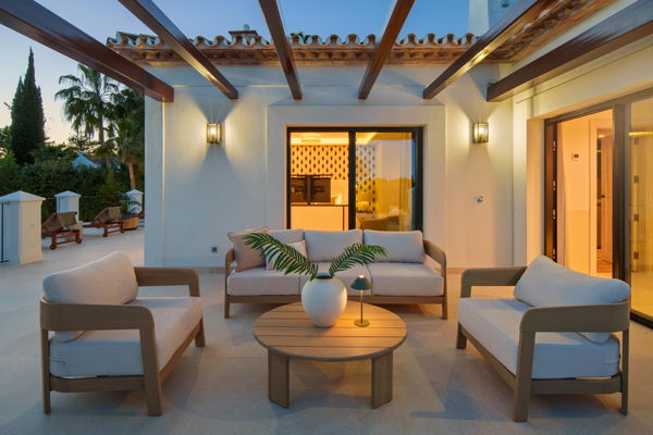 Remarkable frontline golf villa in La Cerquilla, Nueva Andalucía